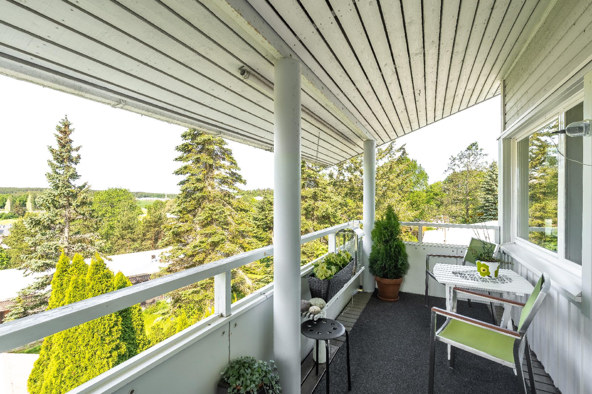 YLÄKERRAN PARVEKKEELTA