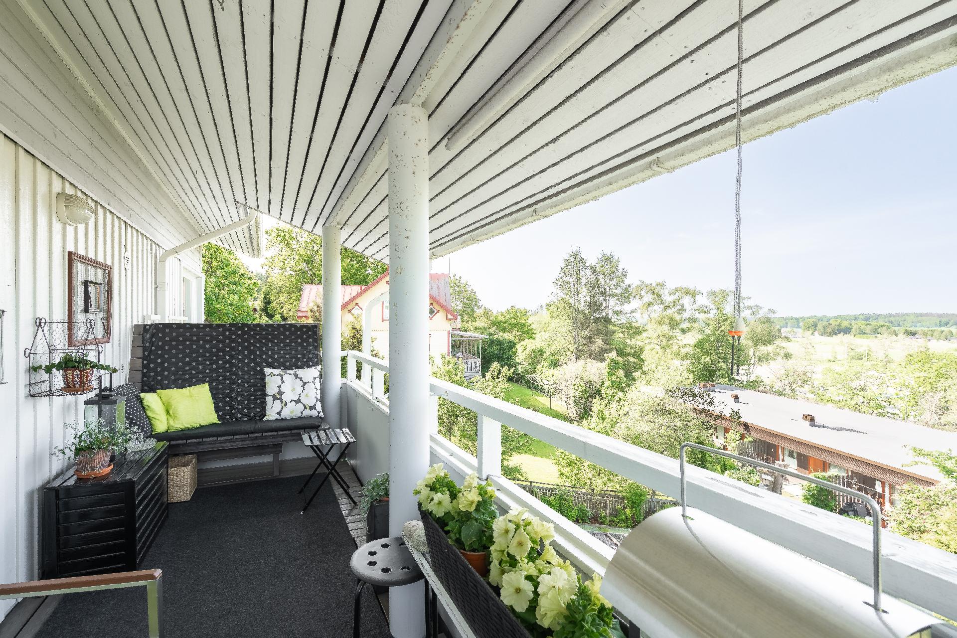 YLÄKERRAN PARVEKKEELTA