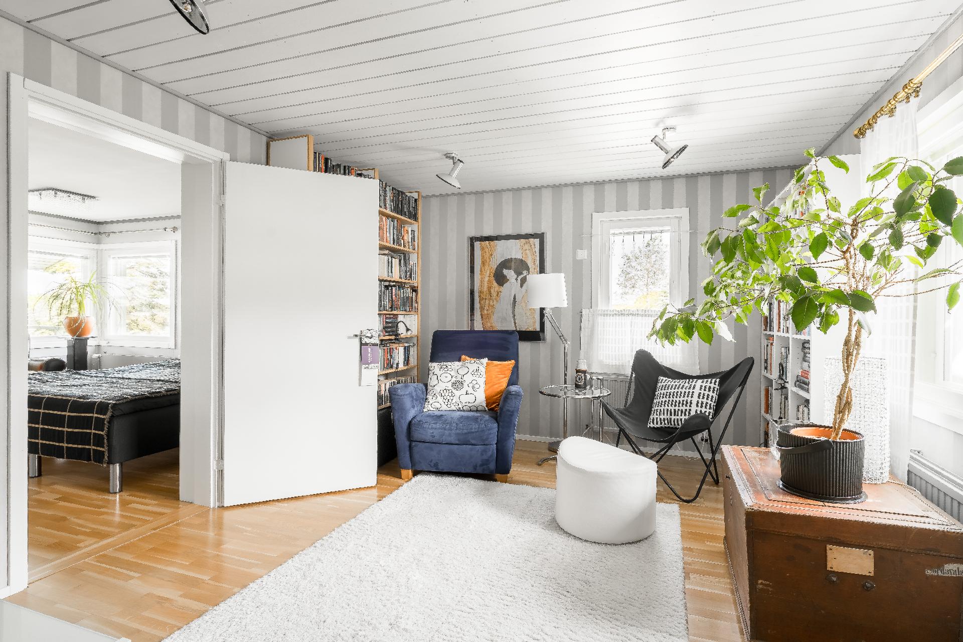 YLÄKERRAN HUONEESTA