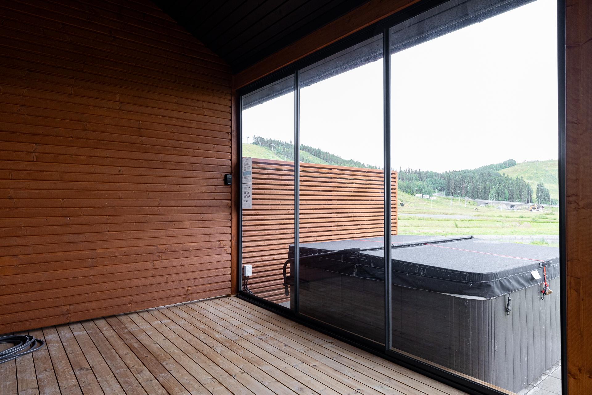 Tilava lasitettu terassi