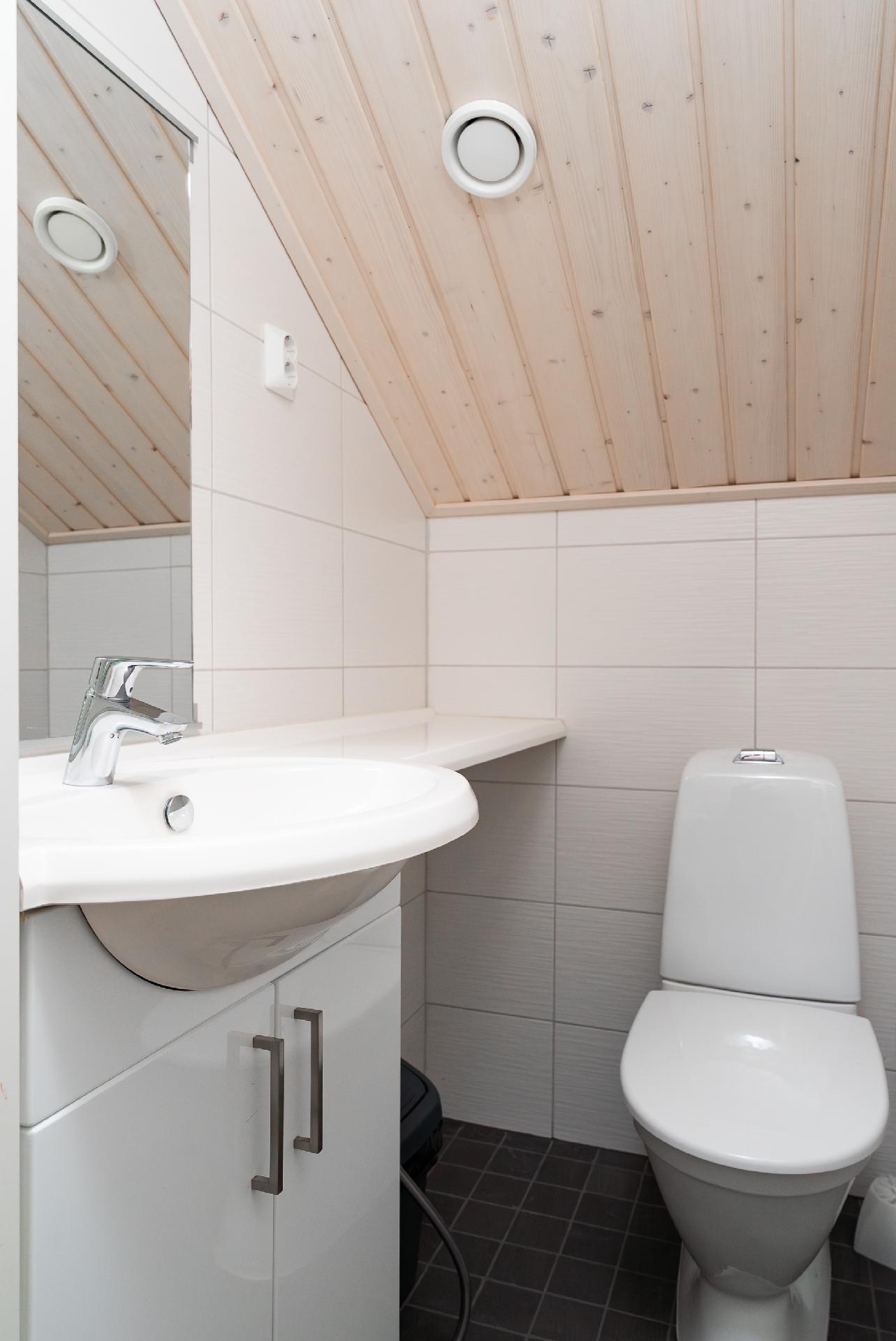 erillinen wc yläkerrassa