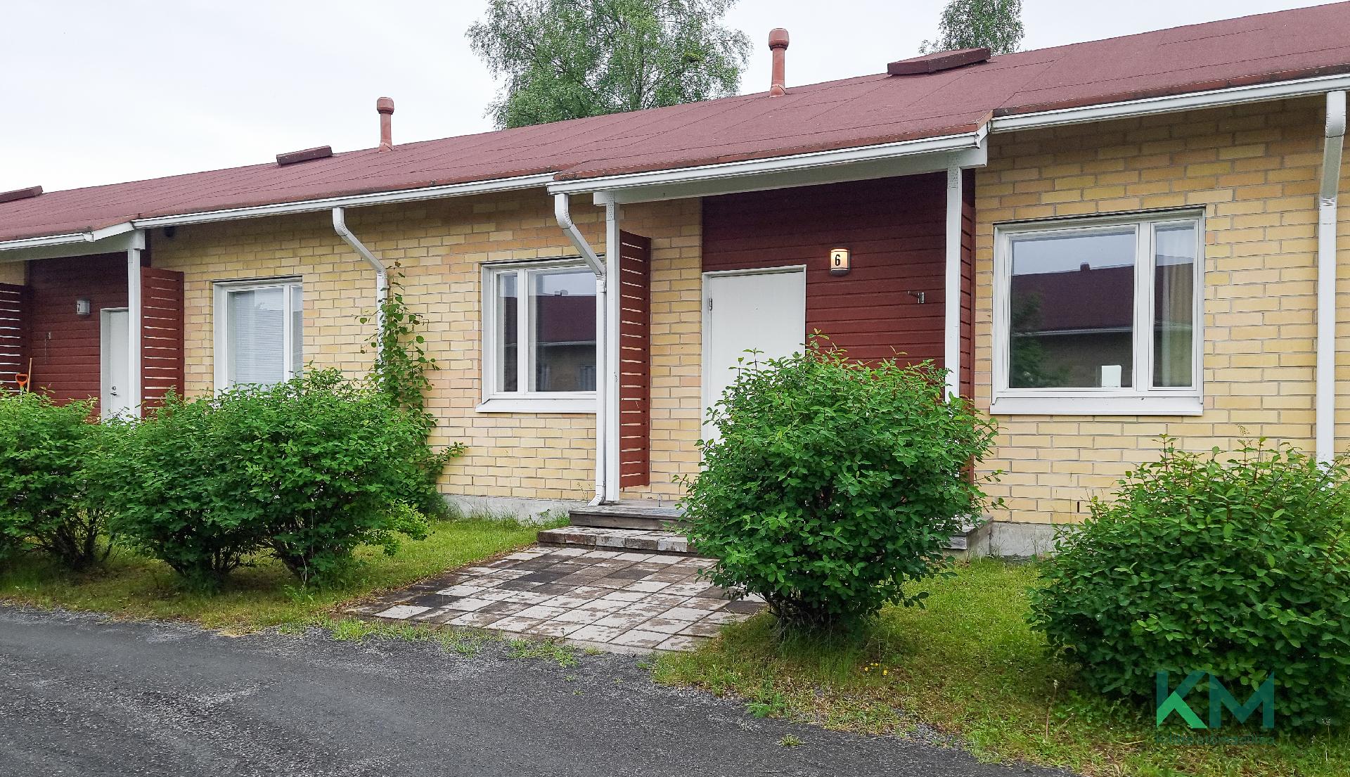 Ulko-oven päällä on katos.