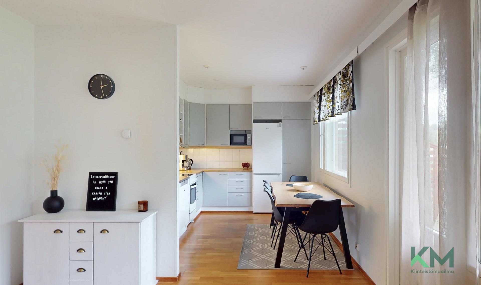 Näkymät olohuoneesta keittiöön.