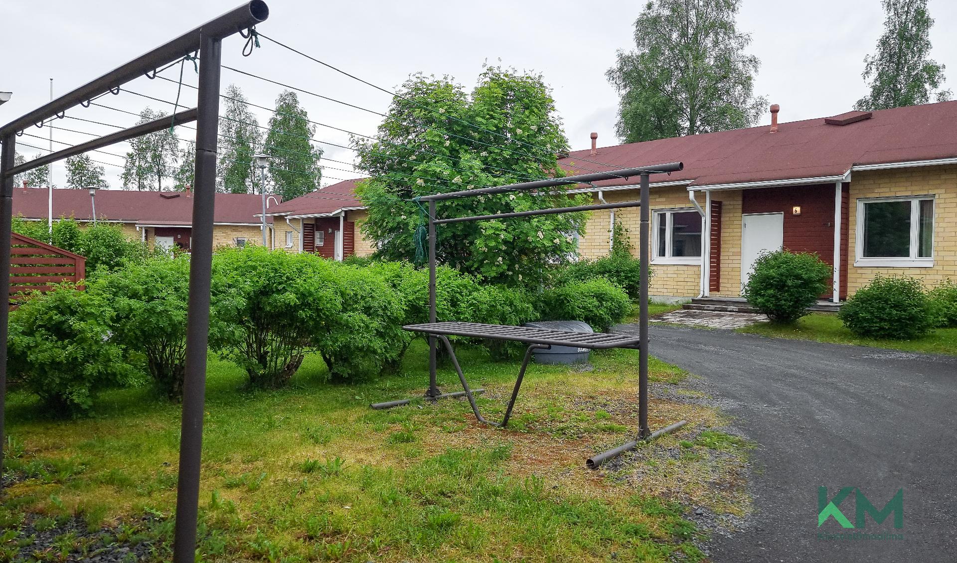 Yhtiön piha-alueella on pyykinkuivausteline/matontamppausteline. 