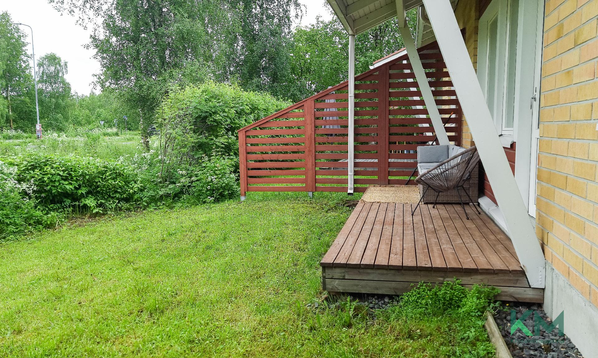 Takapihalla terassi, jonka pinta on käsitelty vasta.