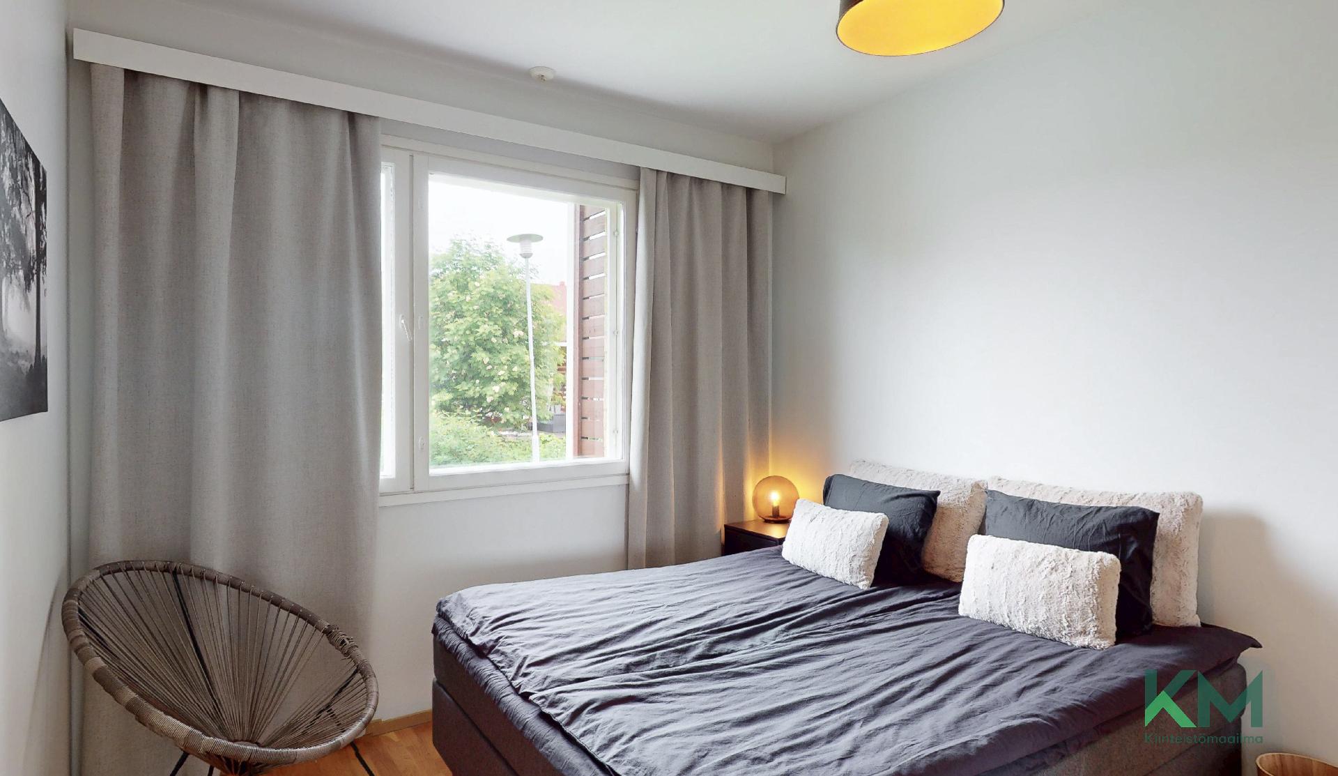 Päämakuhuoneessa on myös vaatehuone.