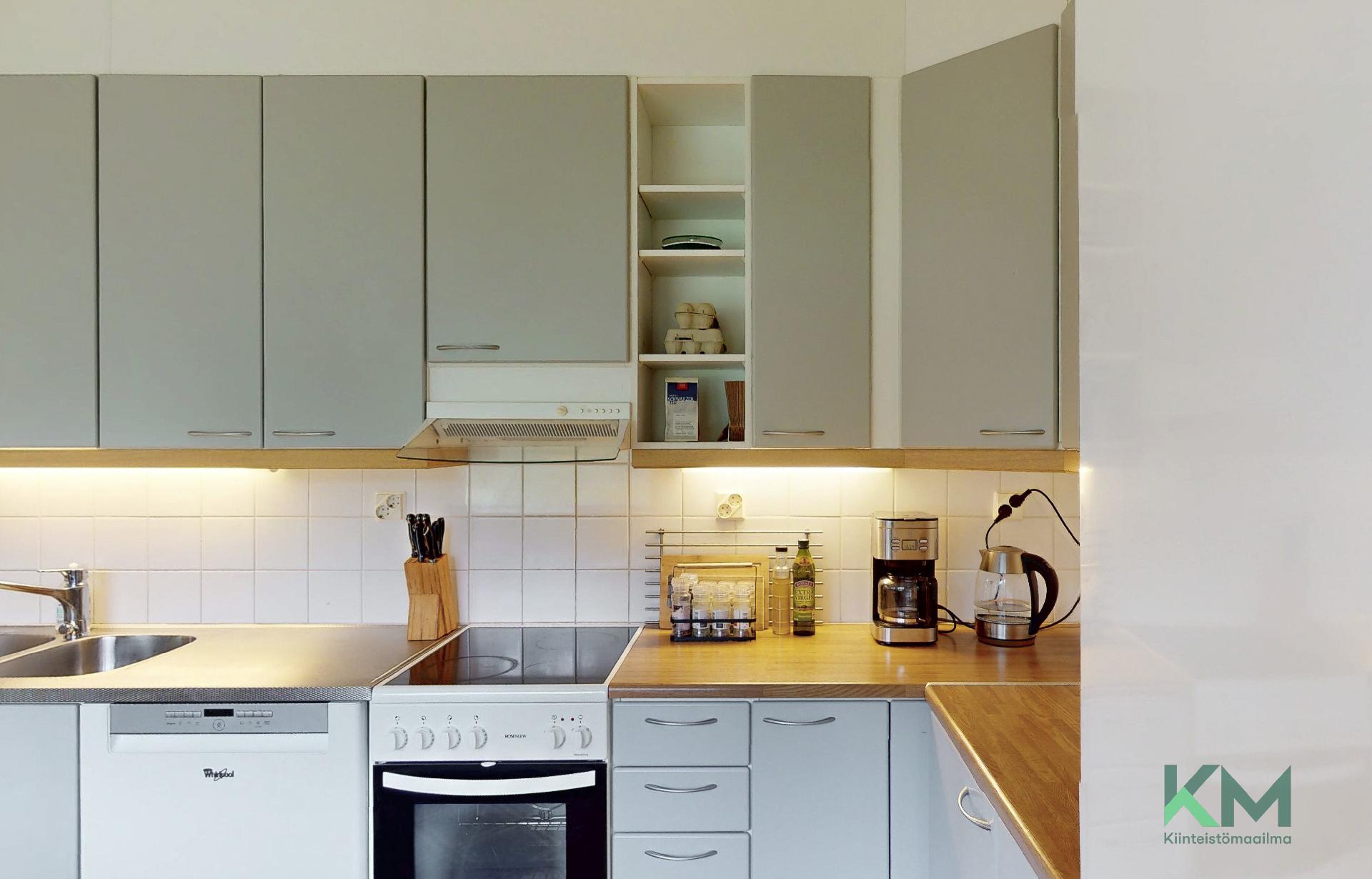 Keittiön kaapistoissa paljon tilaa.