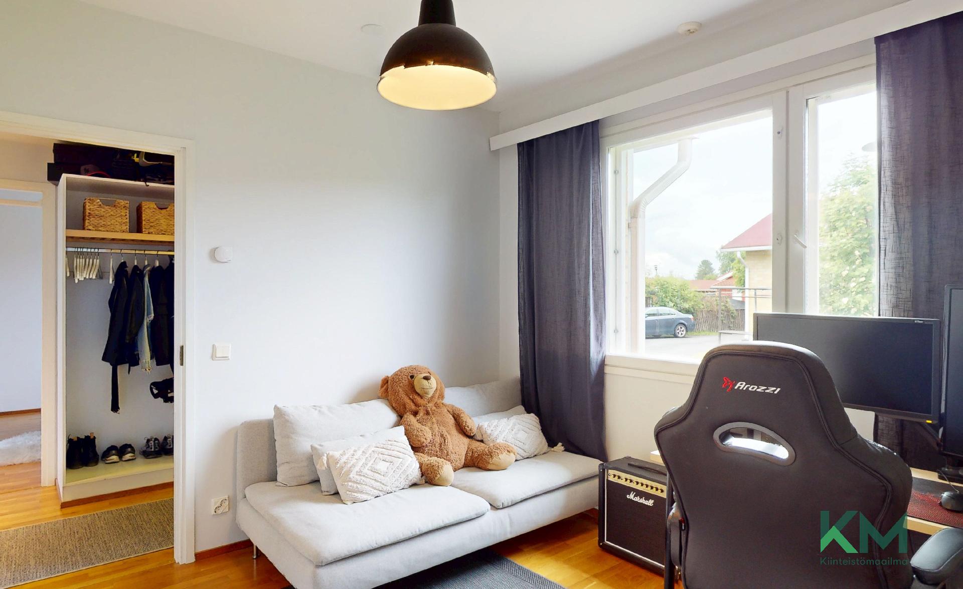 Toisessa makuhuoneessa on kiinteät kaapistot.