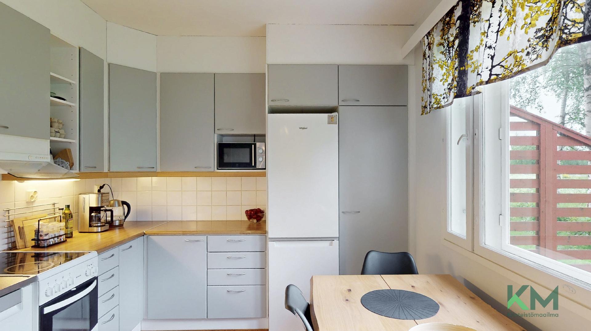 Keittiössä jääkaappi/-pakastin. Voit halutessasi laittaa myös erillisen jääkaapin ja pakastekaapin, kun poistat korkean kaapiston.