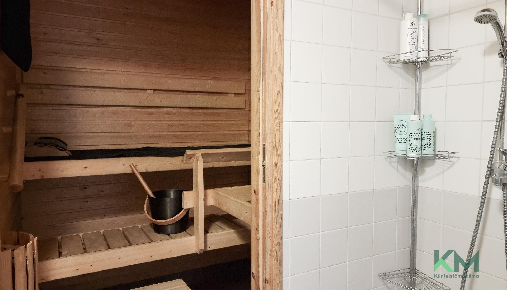 Sauna suihkunurkan takana.