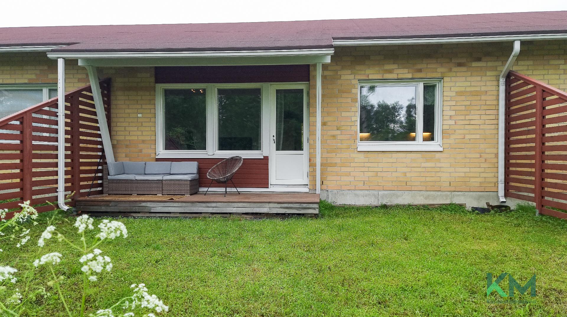 Huoneistopiha on länteen.