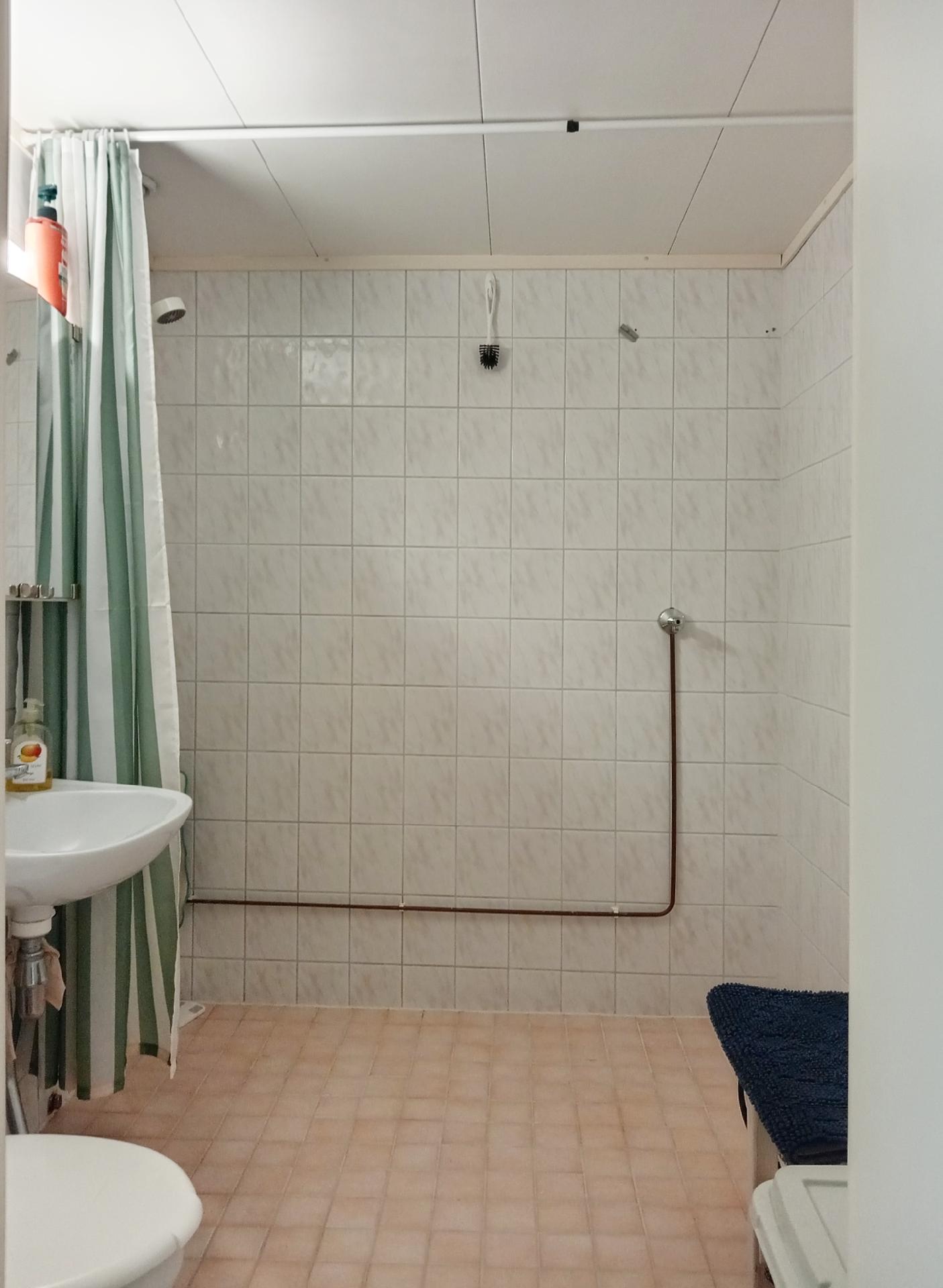 Laatoitettu kylpyhuone