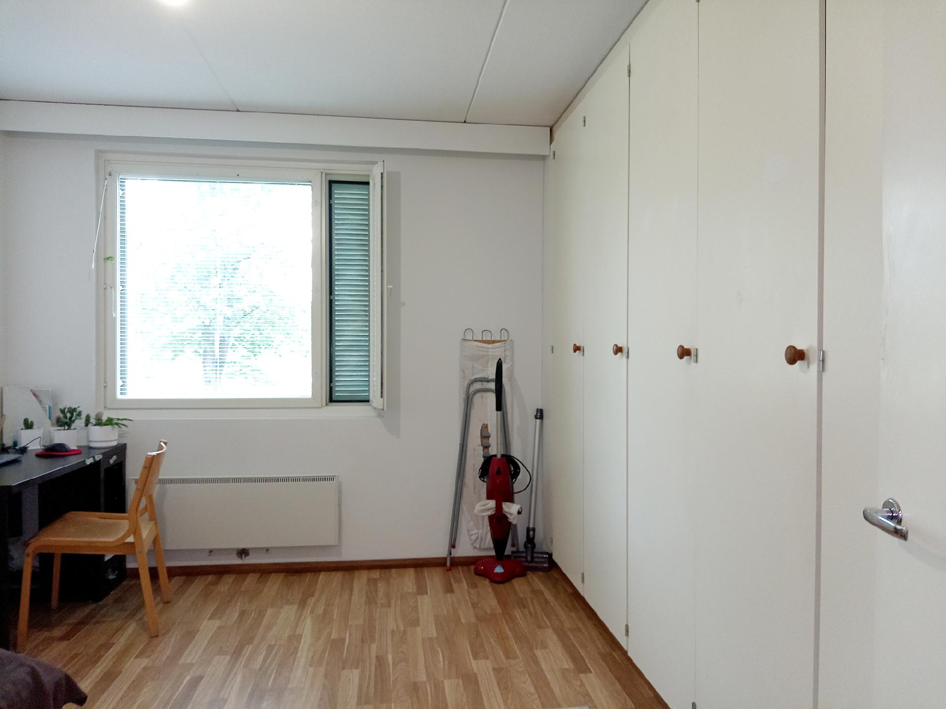 Makuuhuoneessa on kaappitilaa