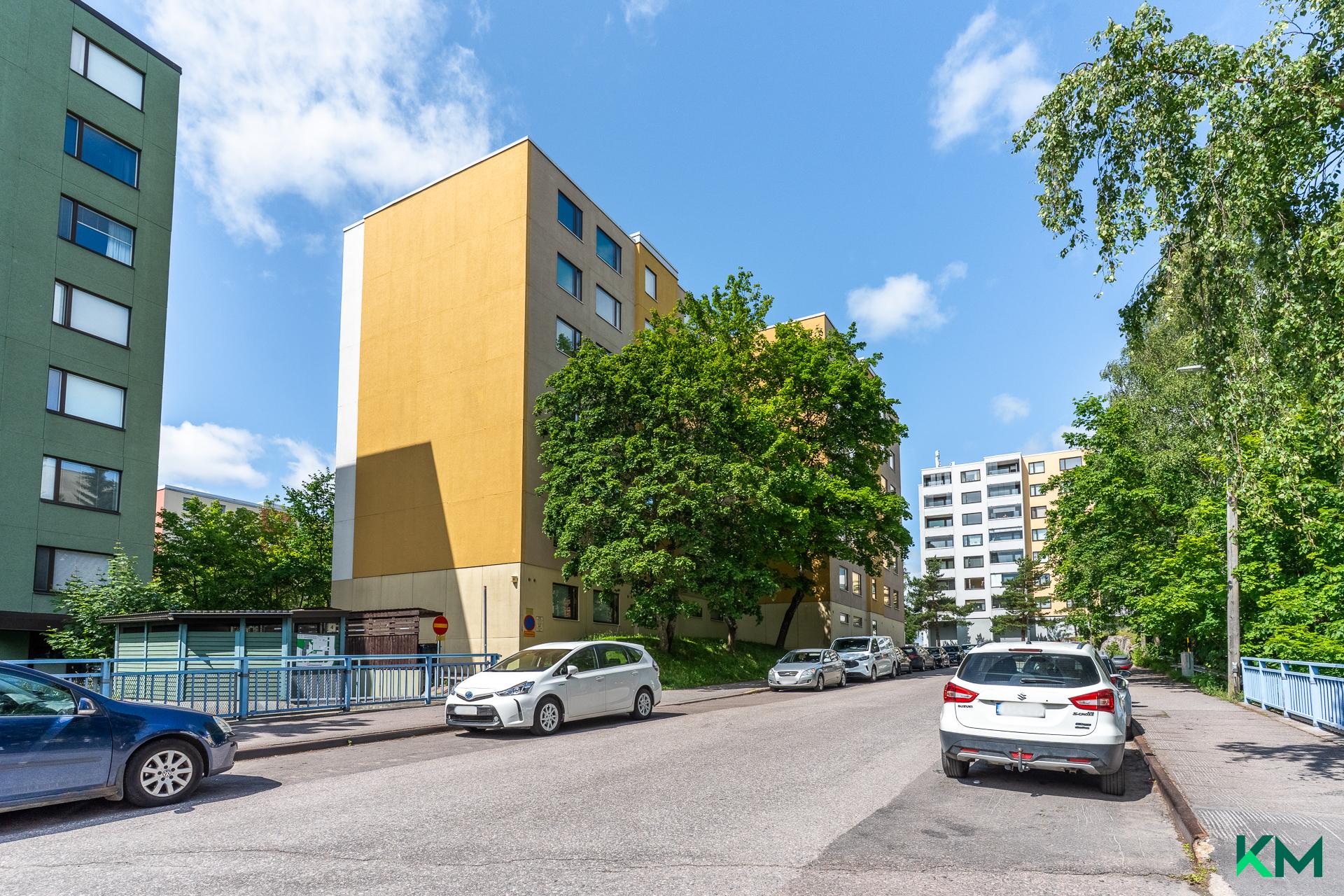 katunäkymiä Tiirismaantieltä