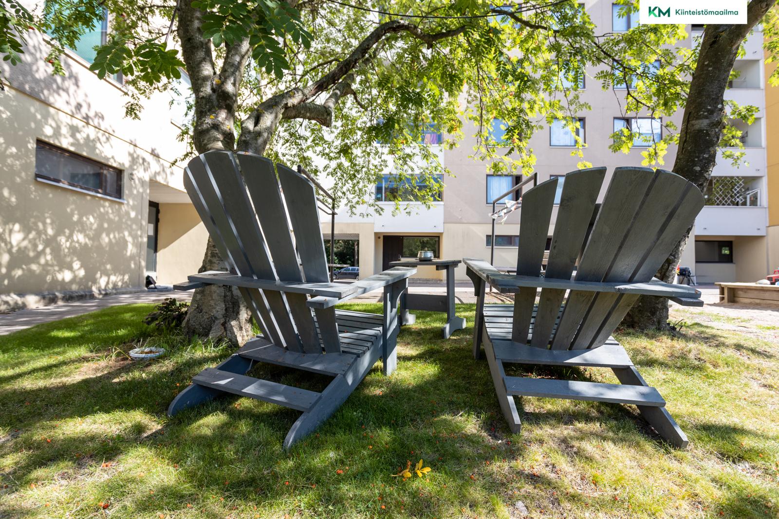 Tunnelmakuva taloyhtiön pihalta