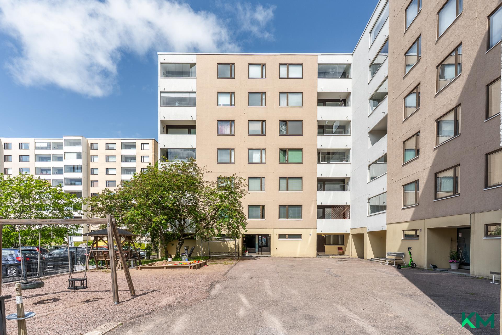 julkisivu pihan puolelta