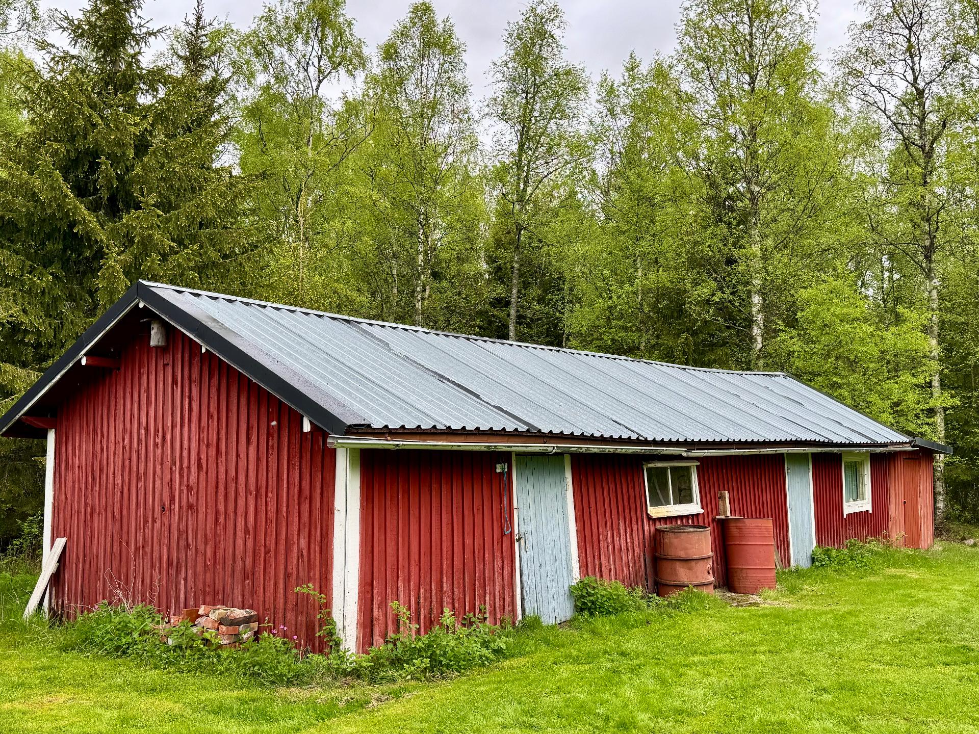 Piharakennus, jossa ”kesähuone”.