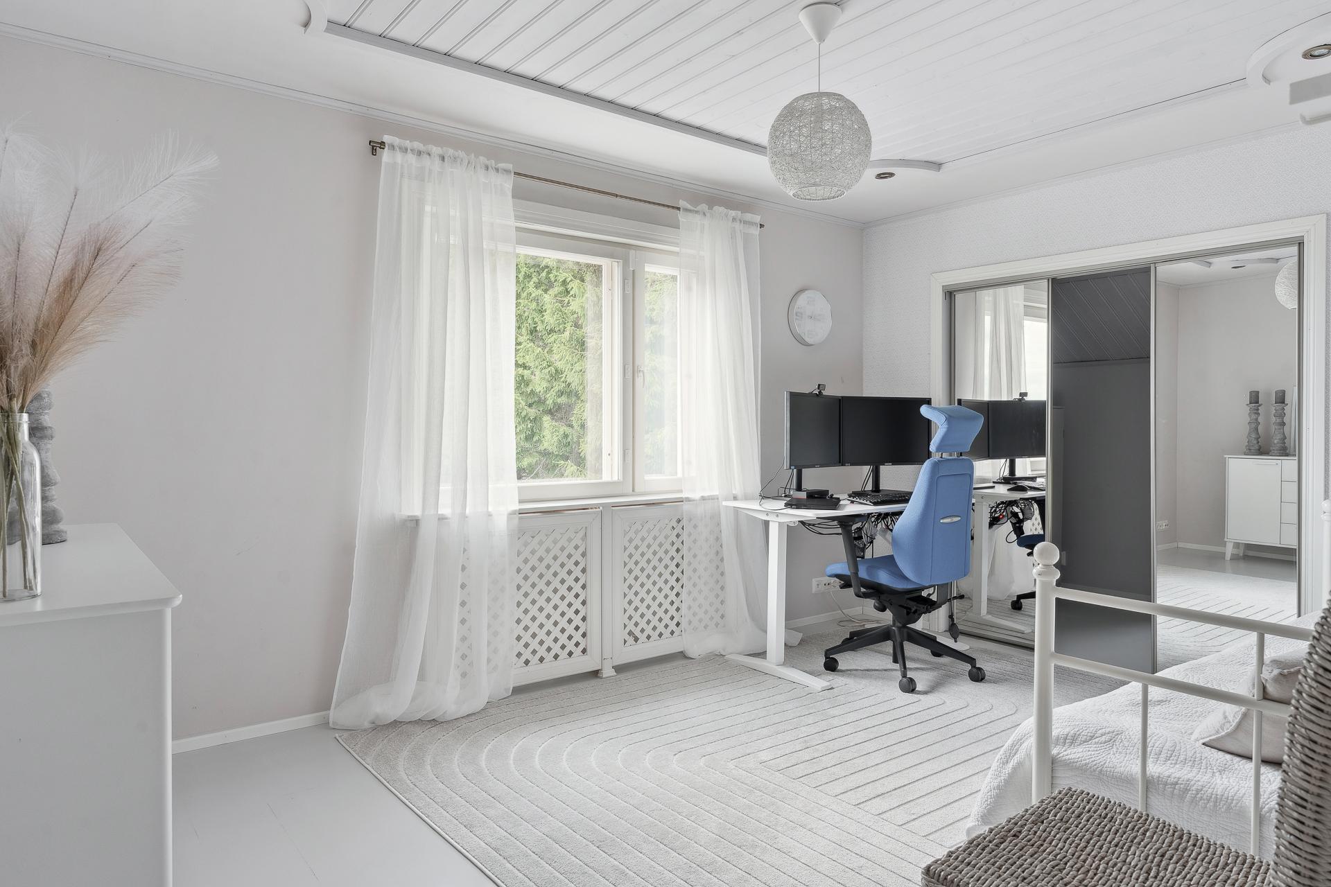 Yläkerran toinen makuuhuone