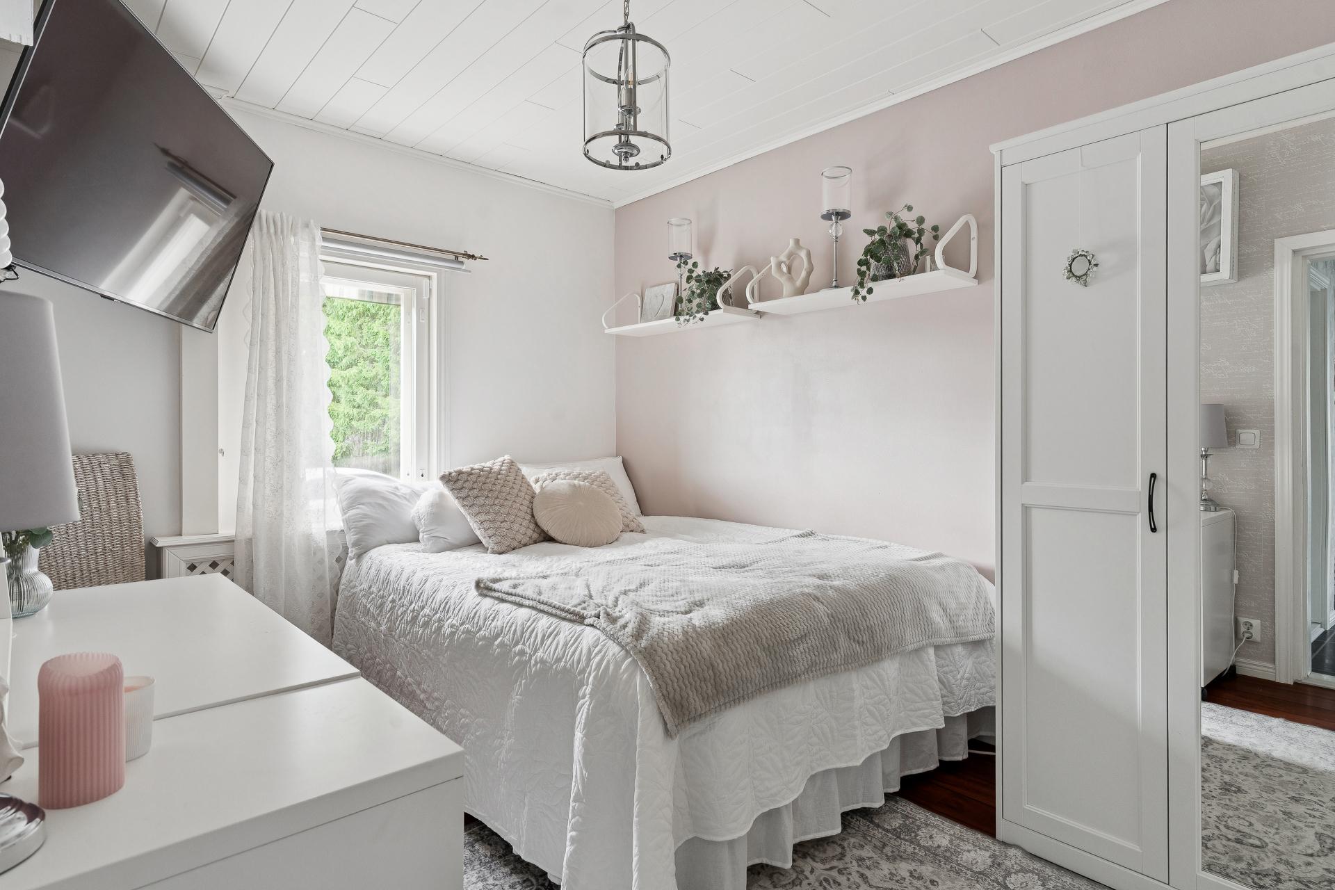 Alakerran makuuhuone