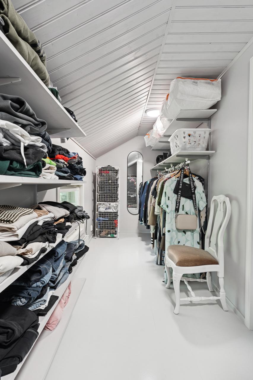 Master bedroomin vaatehuone