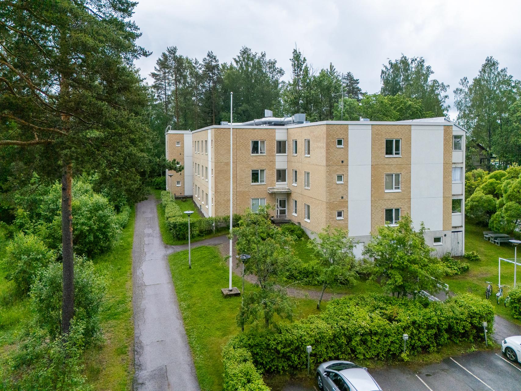 Julkisivu Metsätien suuntaan