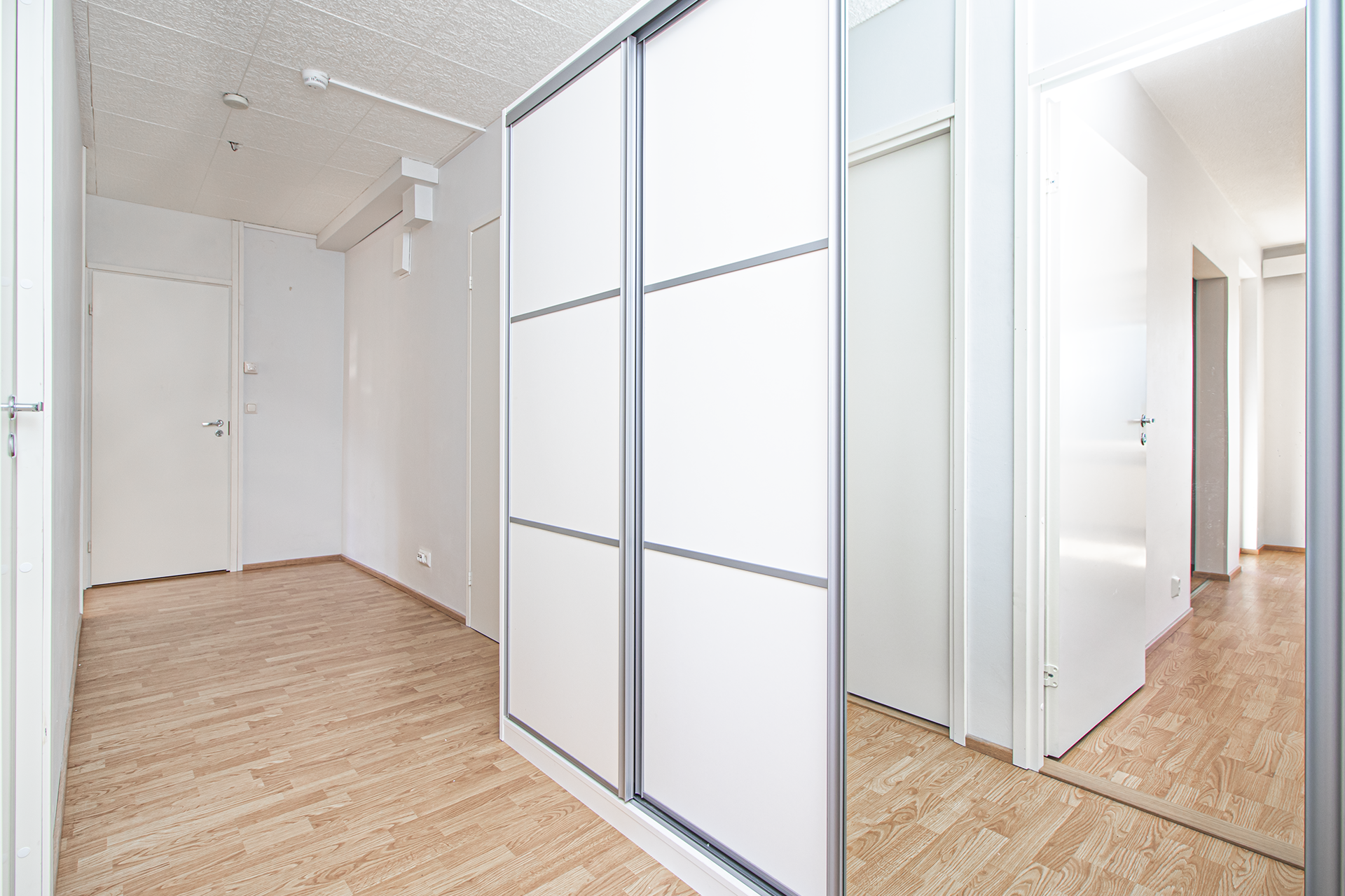 Eteisessä paljon säilytystilaa