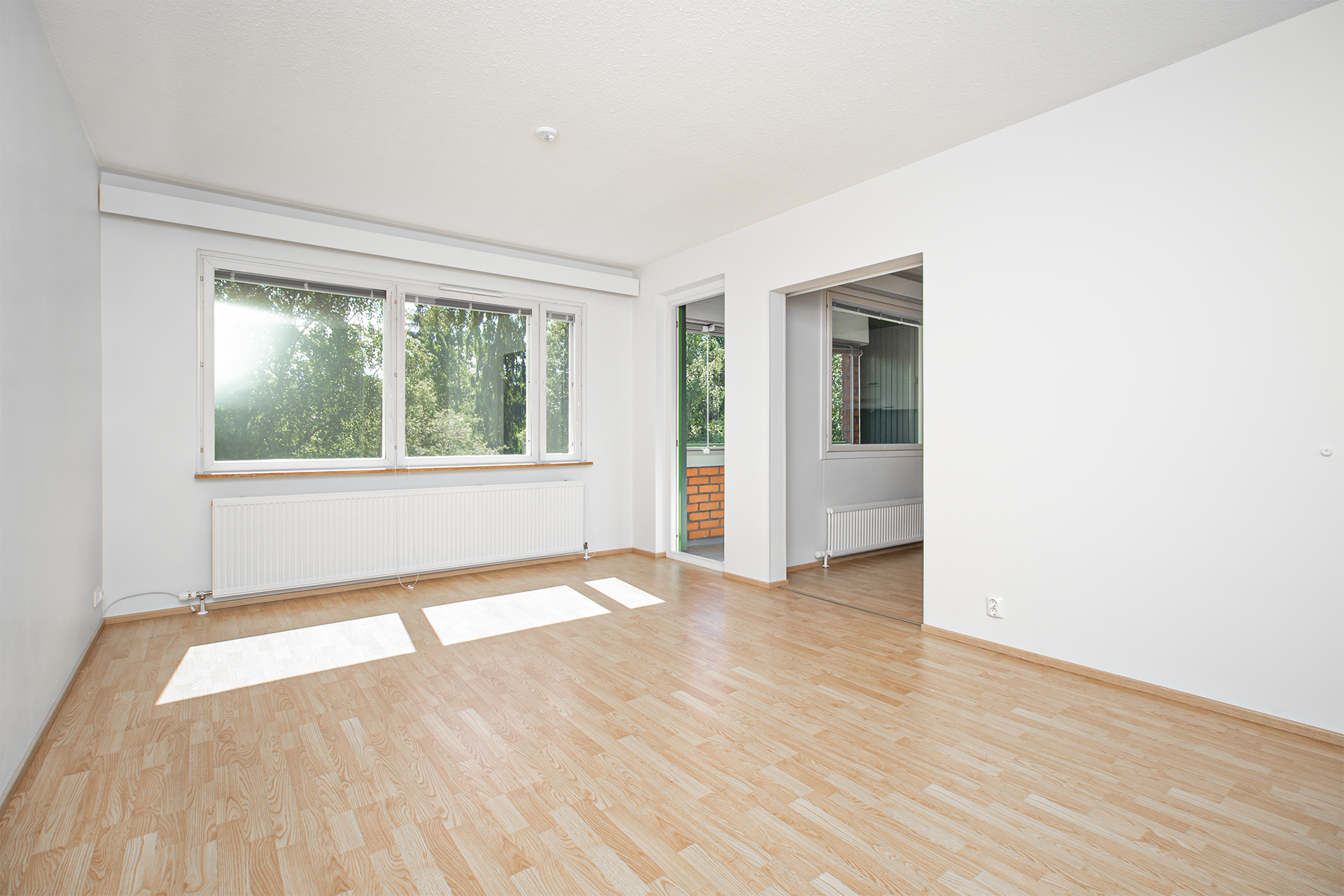 Valoa tulvii isoista ikkunoista