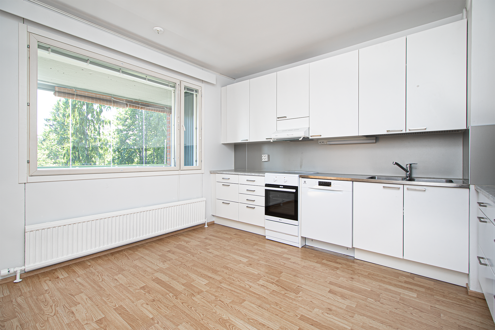 Remontoitu keittiö kaikki kodinkoneet uusia