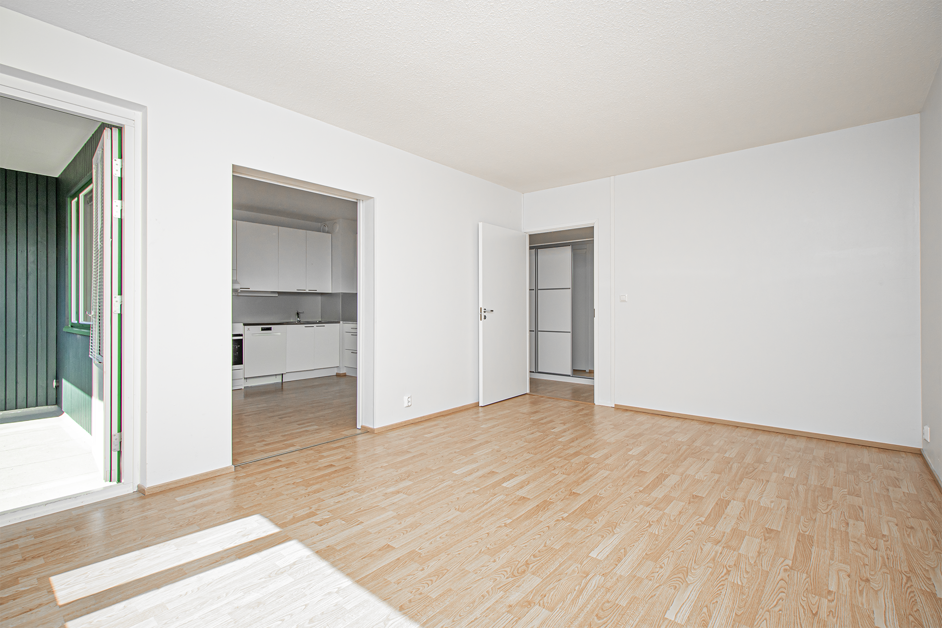 Tilava olohuone, josta käynti lasitetulle parekkeelle