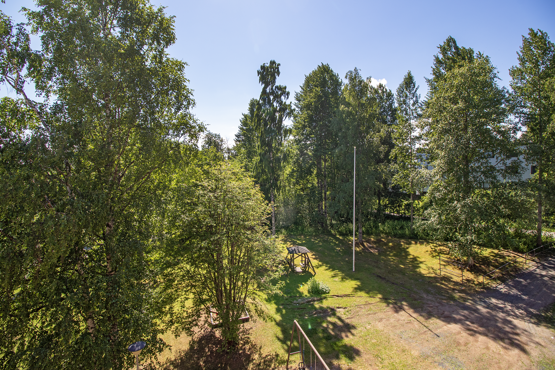 Parvekkeelta näkymät pihalle