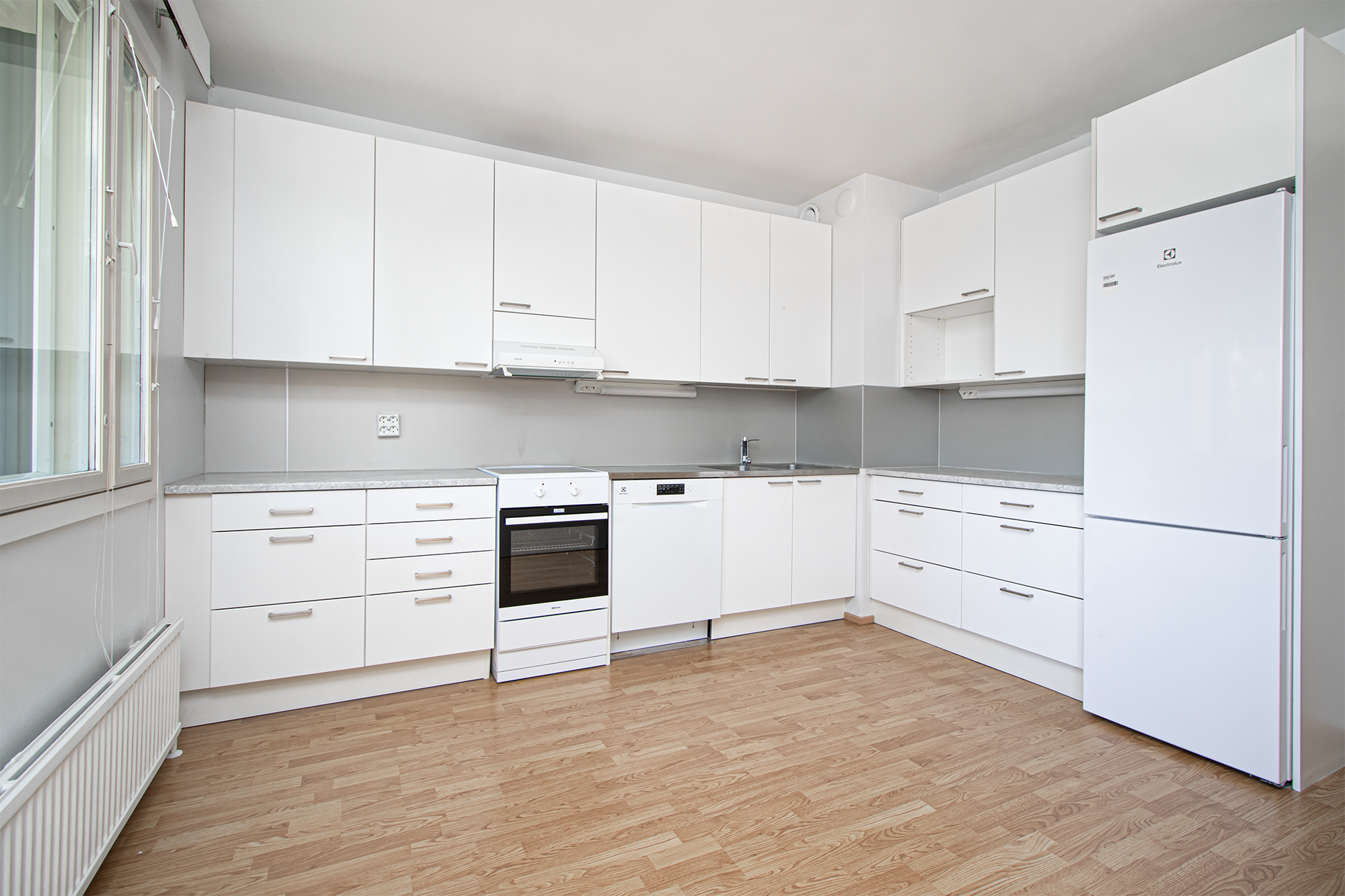 Keittiössä runsaasti säilytystilaa ja uudet kodinkoneet