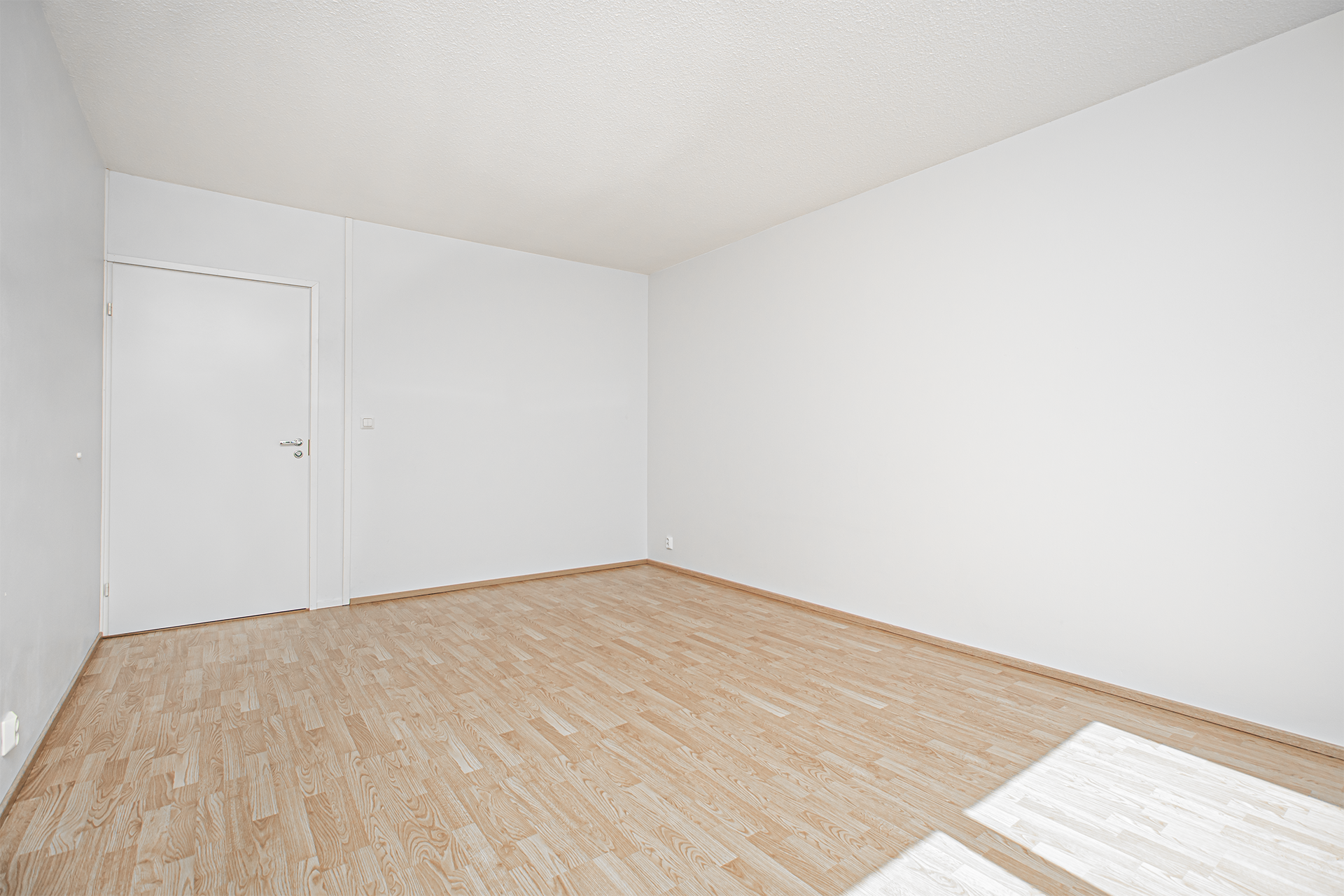 Todella tilava makuuhuone