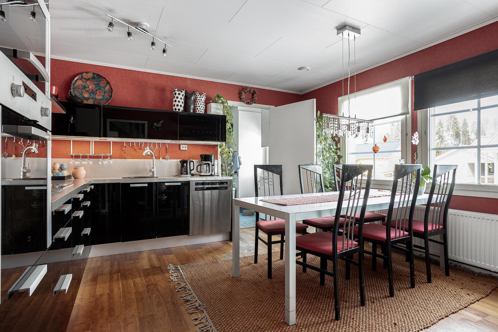 Tyylikäs musta keittiö.