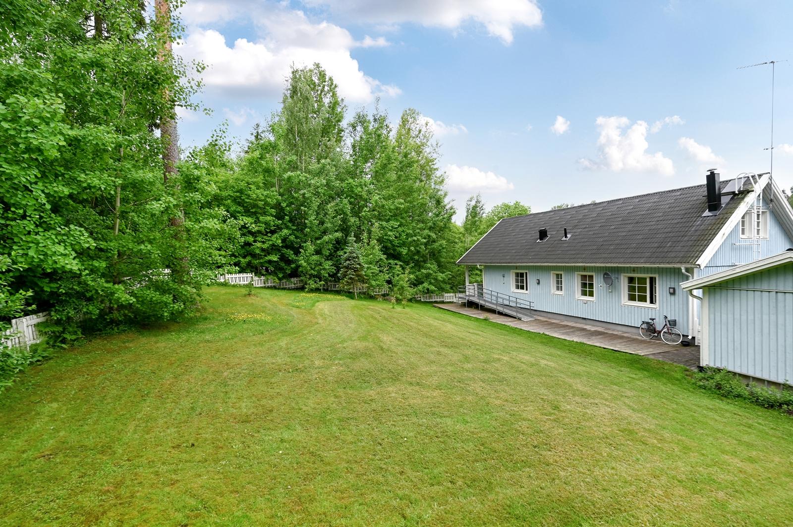 Iso aidattu piha talon takana