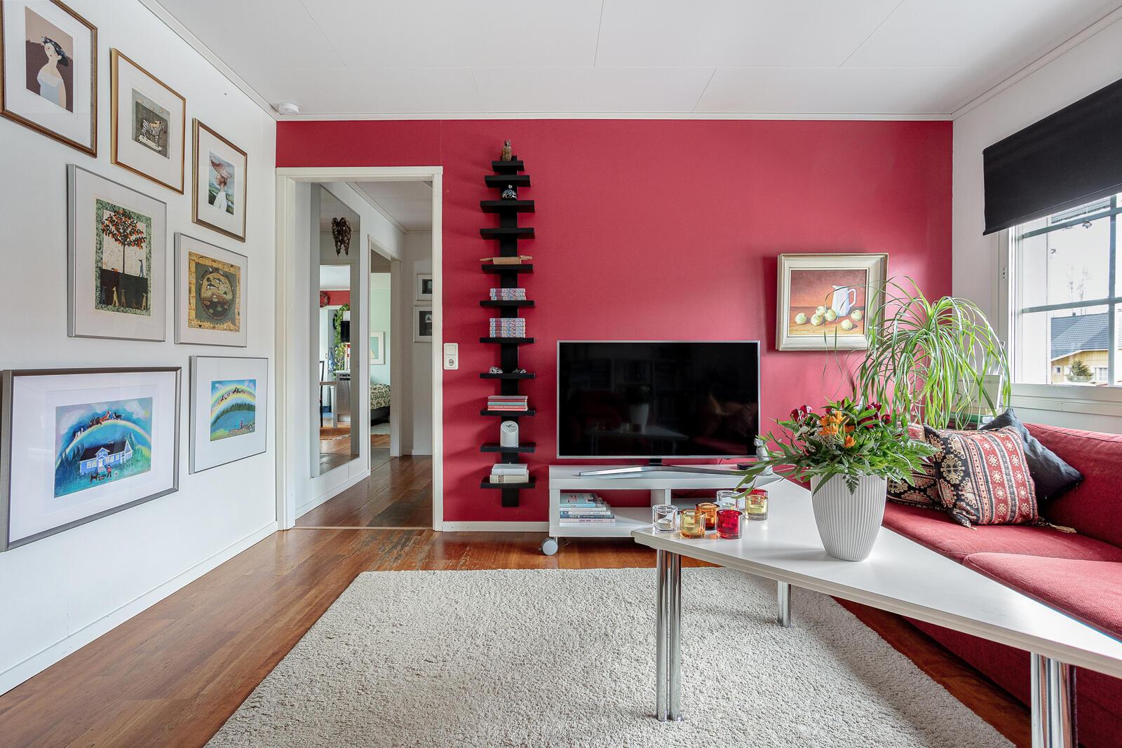 Alakerran olohuoneesta