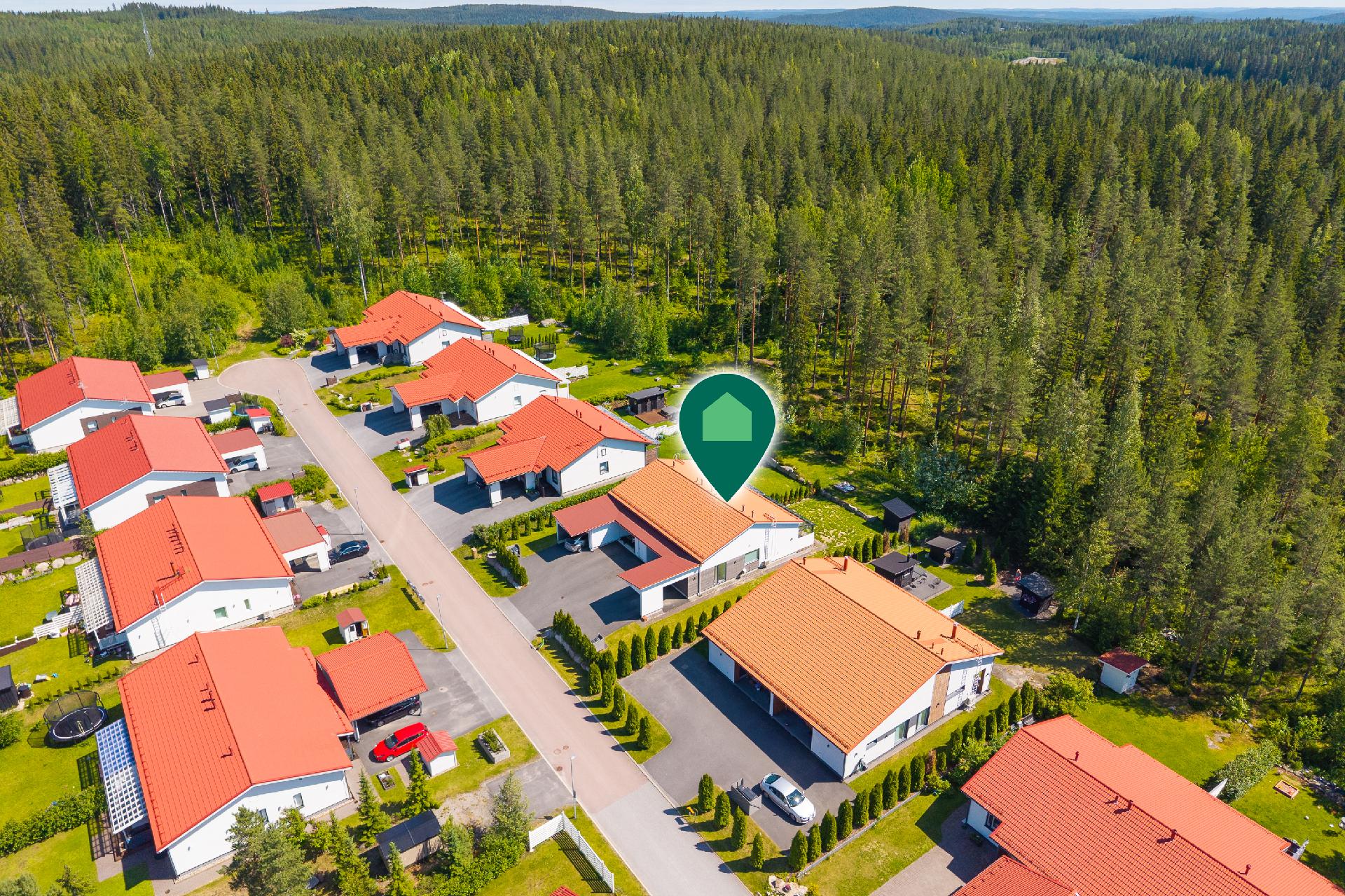 Rauhallinen sijainti ja metsään rajoittuva tontti