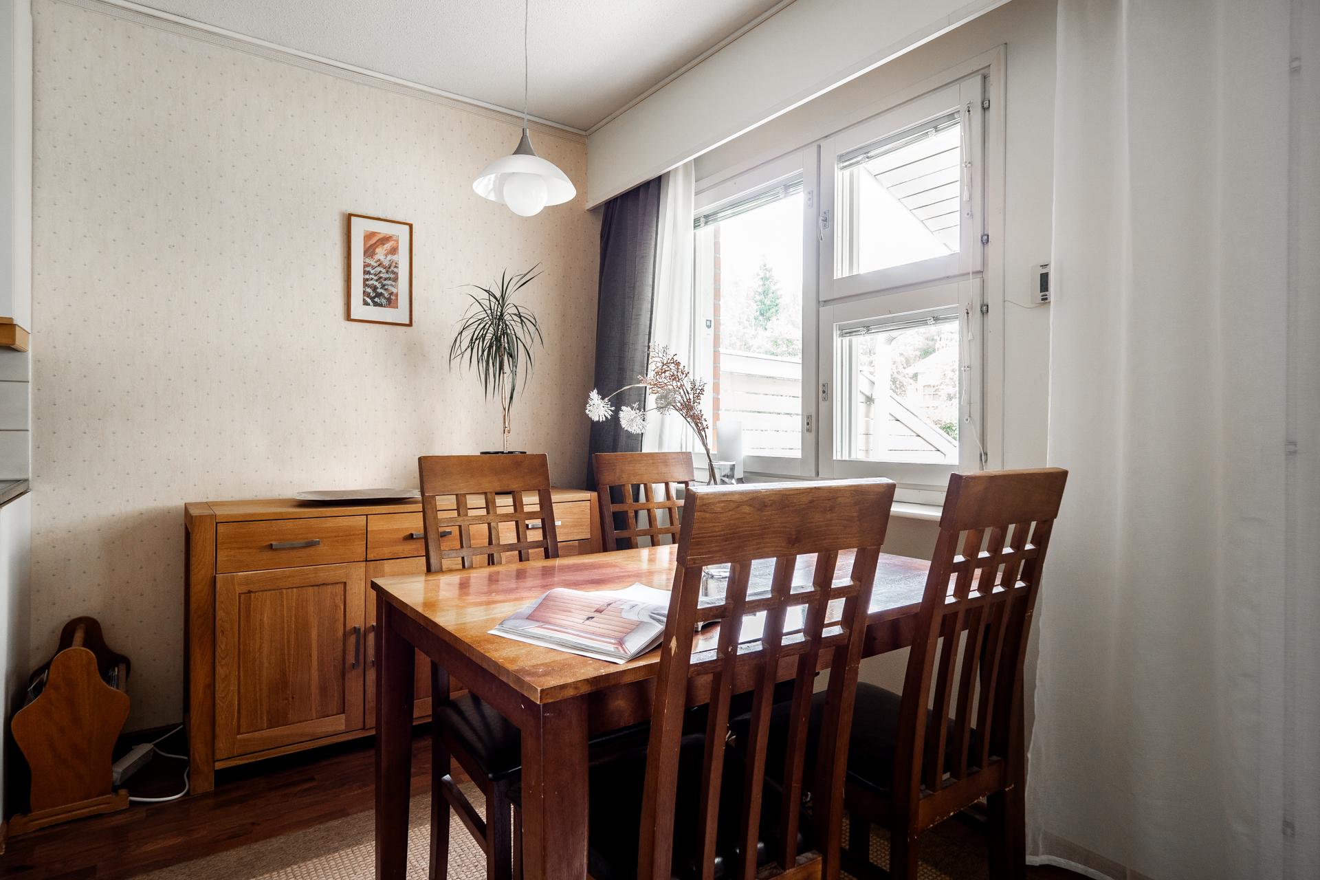 Valoisa ruokailutila