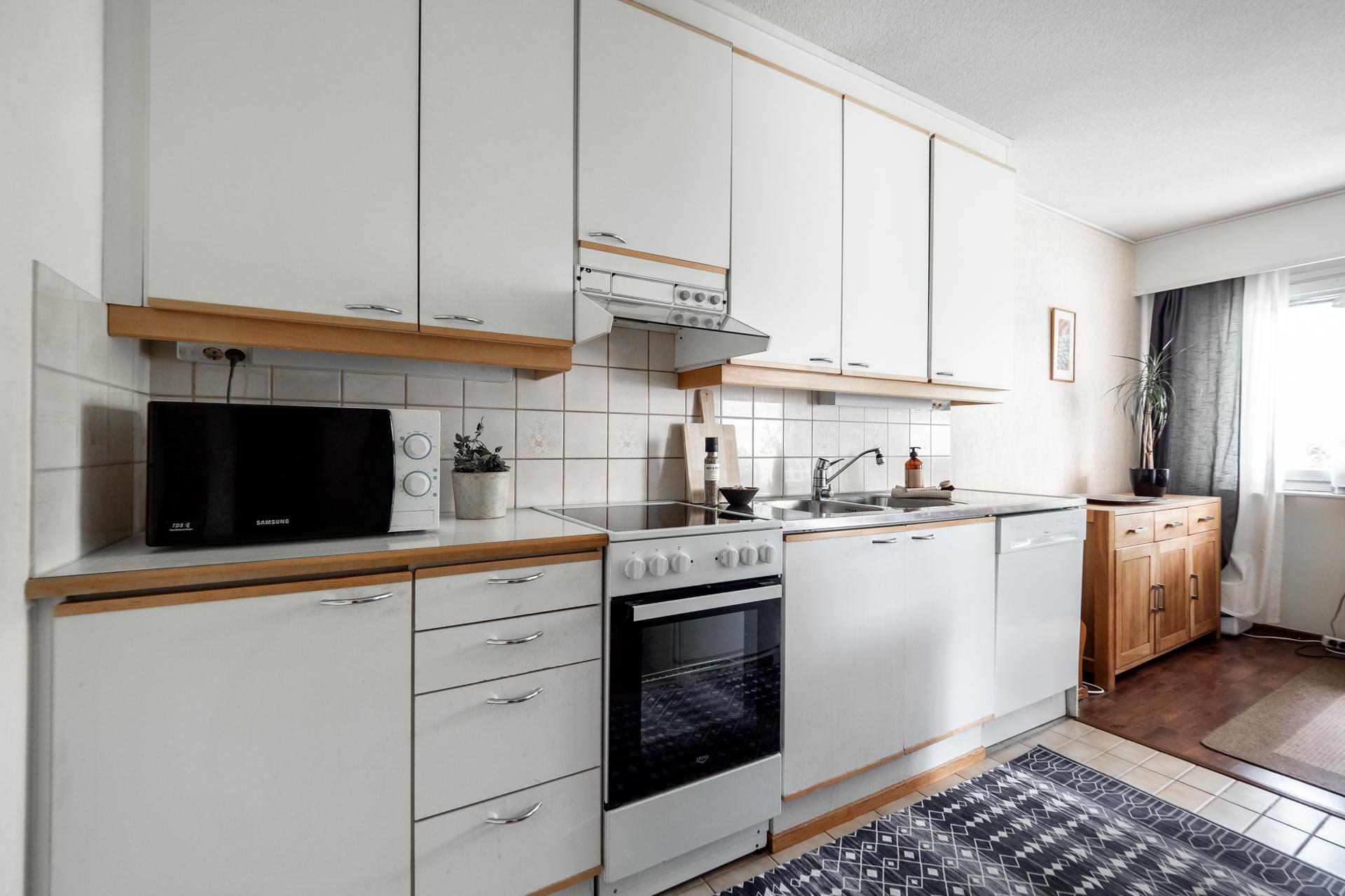 Hyvin säilytystilaa keittiössä