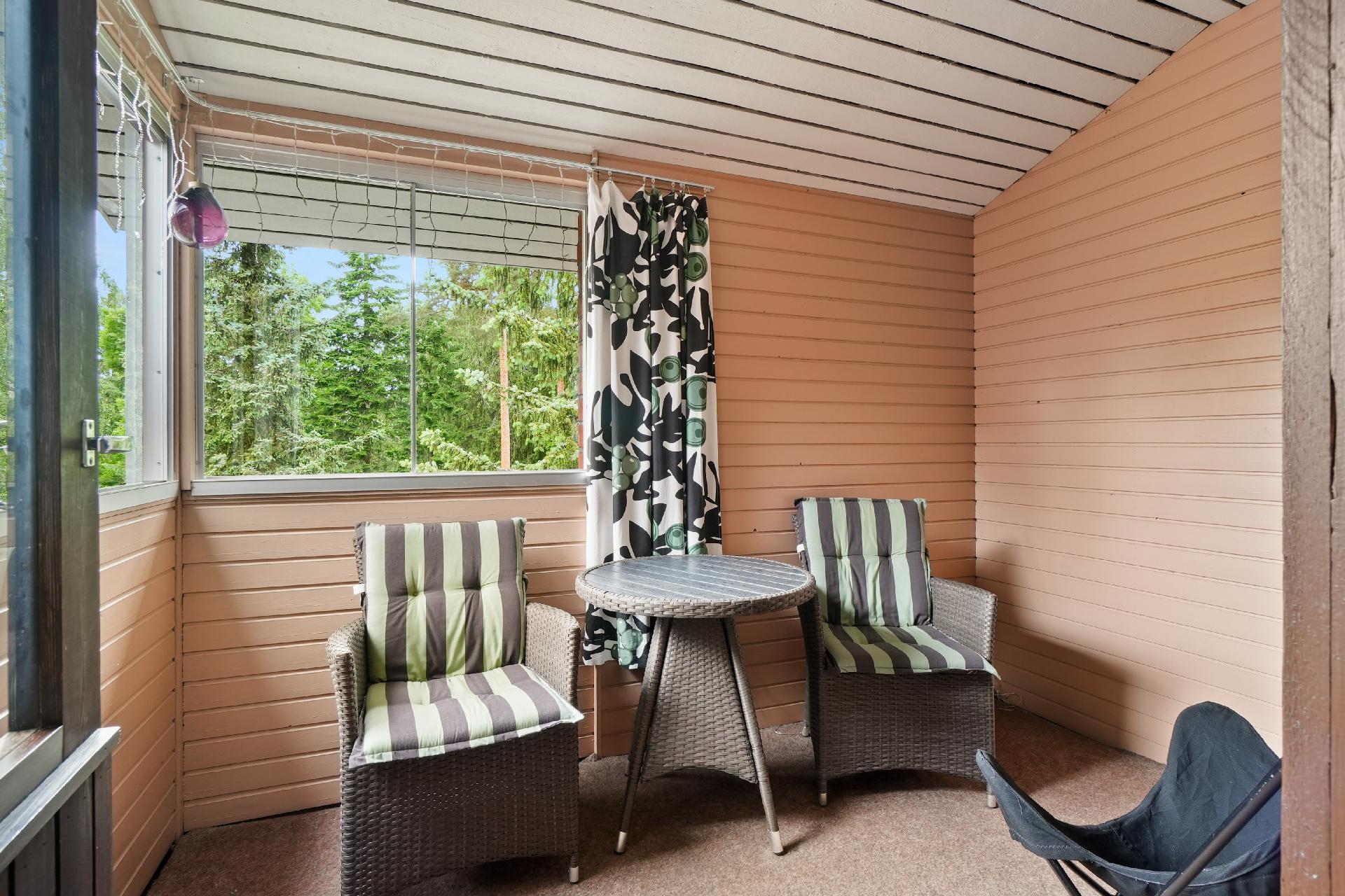 Lasitettu parveke houkuttelee vilvoittelemaan