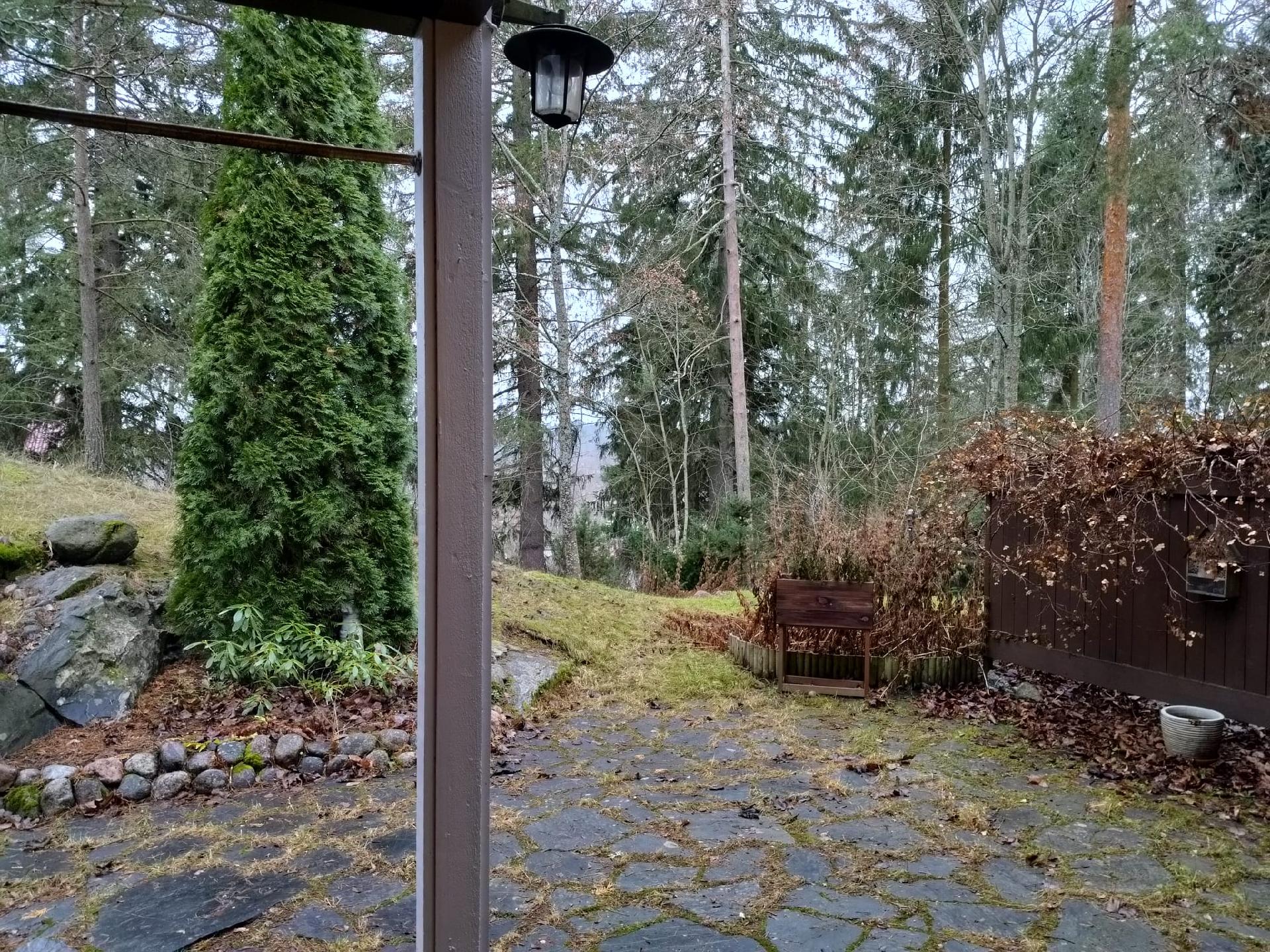 Näkymä takapihan terassilta