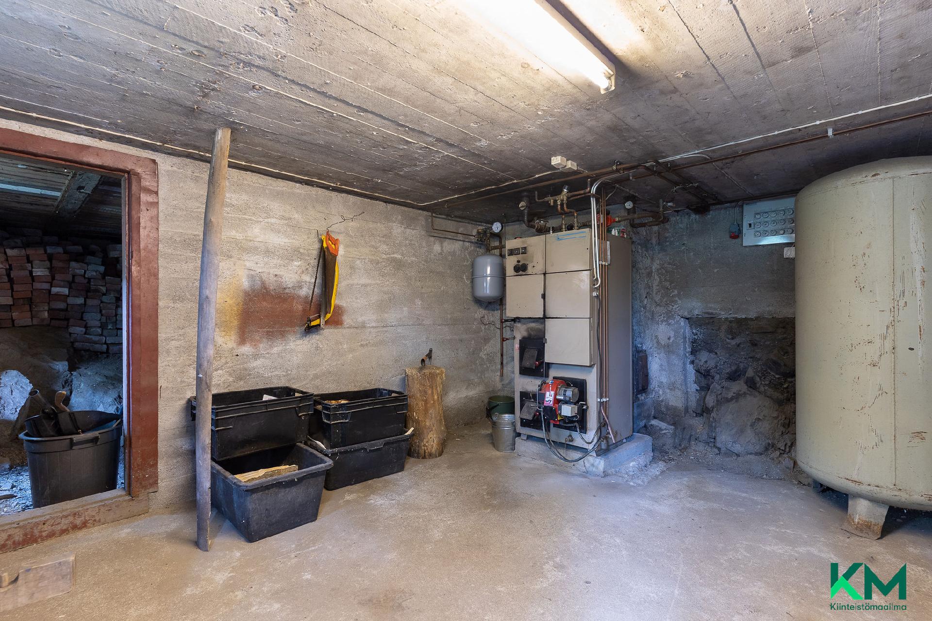 Lämmitysjärjestelmä kellaritilassa