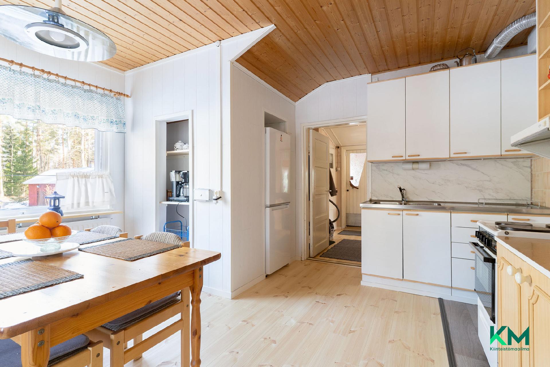 Lattiaremontin yhteydessä keittiötä on muutoinkin uusittu