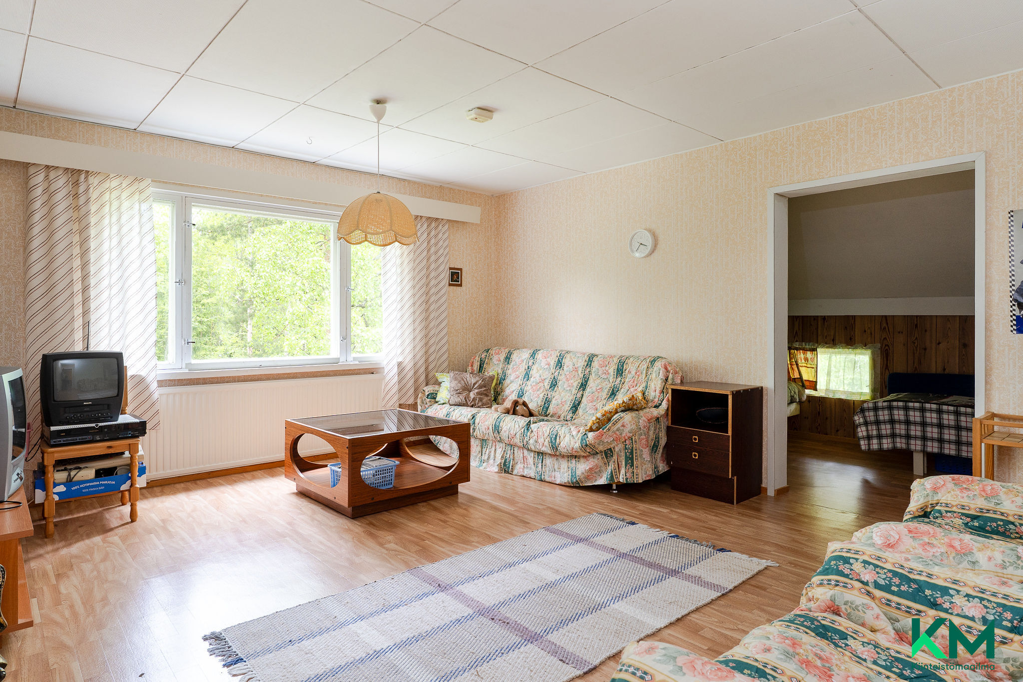 Yläkerran iso huone, reunoilla alkovit (vanhat vinttitilat otettu huonekäyttöön).