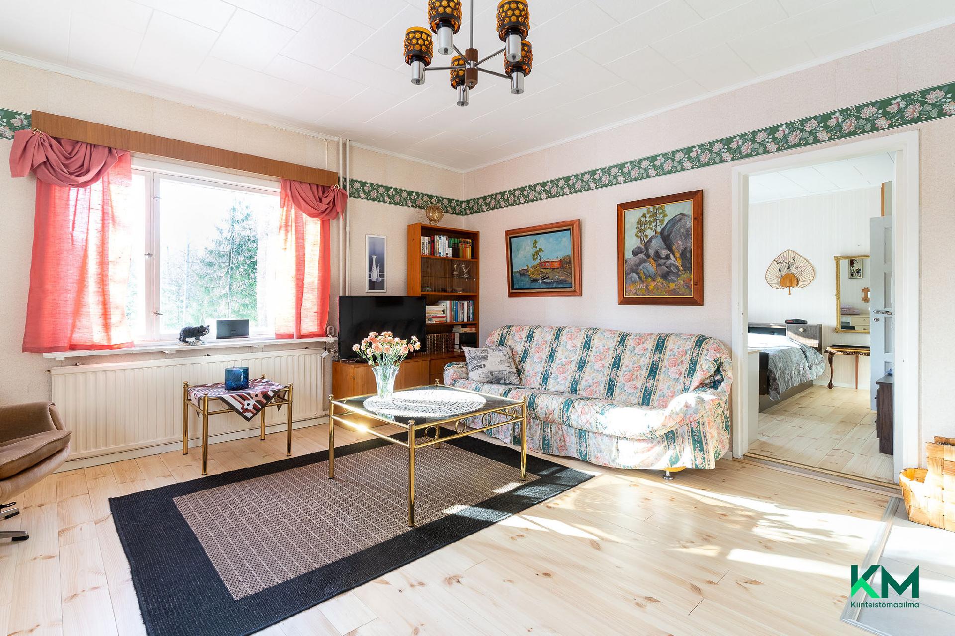 Kaikki alakerran lattiat, ja suurelta osin koko alapohja, on juuri täysin uusittu!