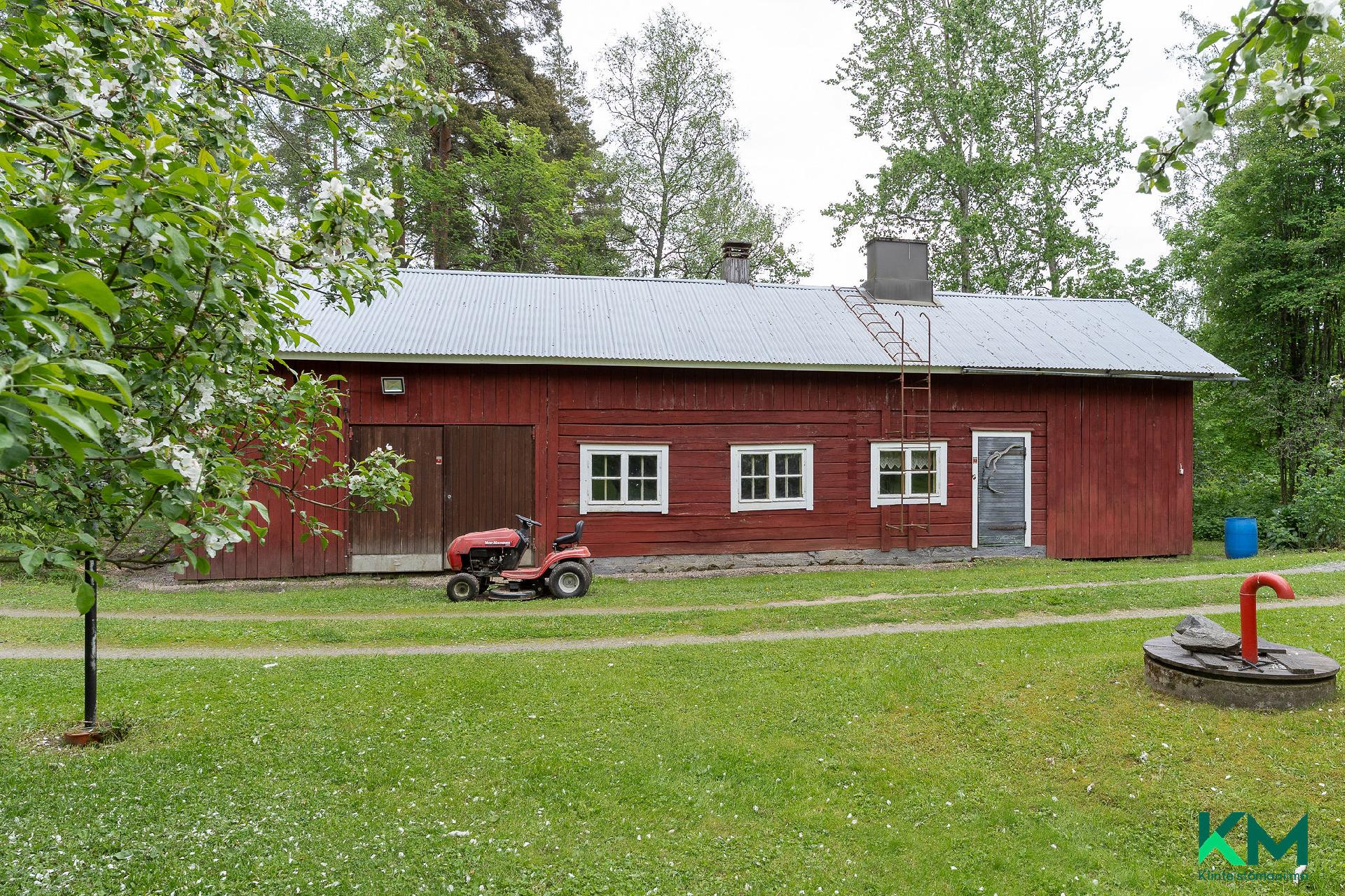 Piharakennuksesta (vanha navetta) löytyy sauna, aitta, varastotilaa ja liiteri