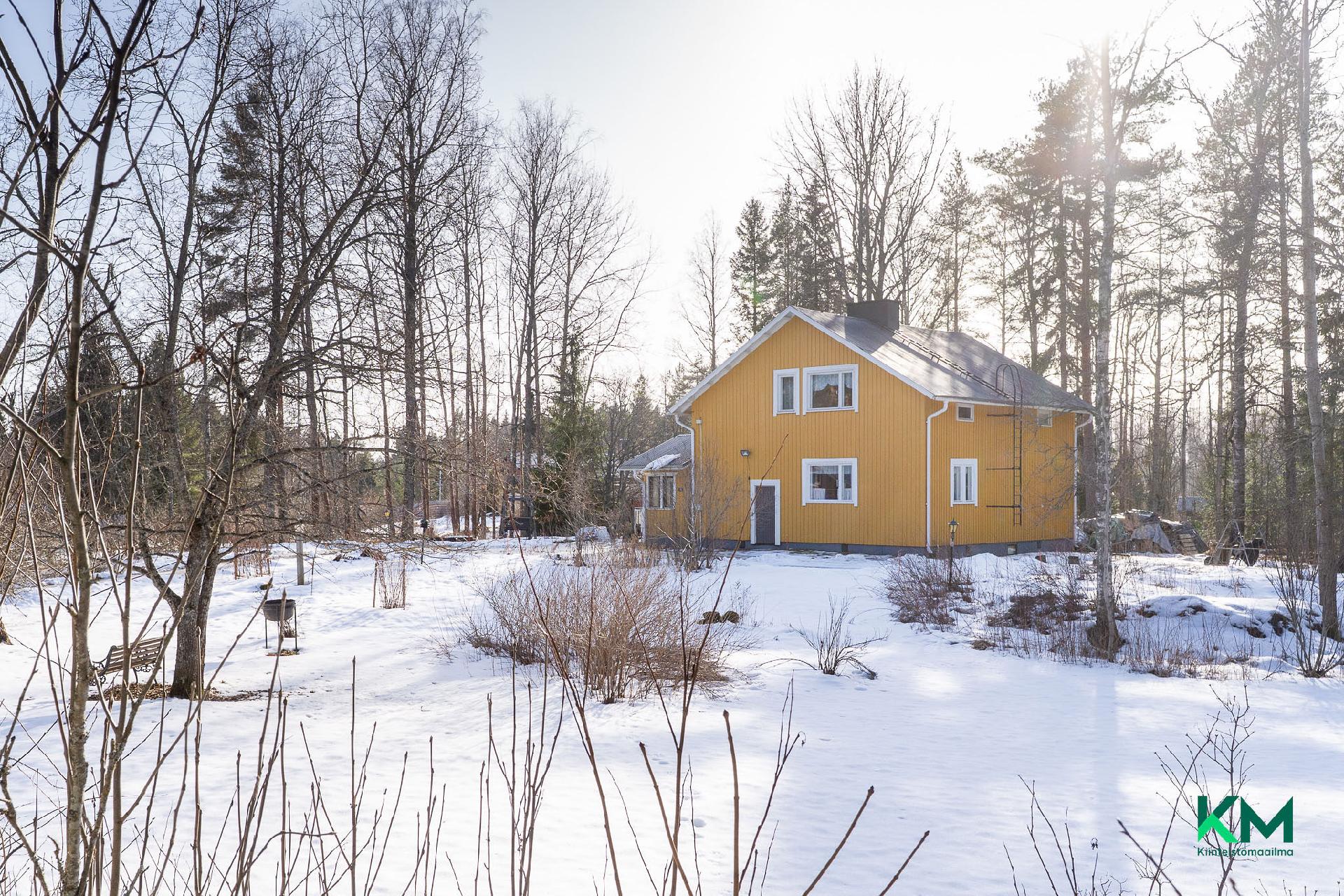Talo sijaitsee todella isolla tontilla