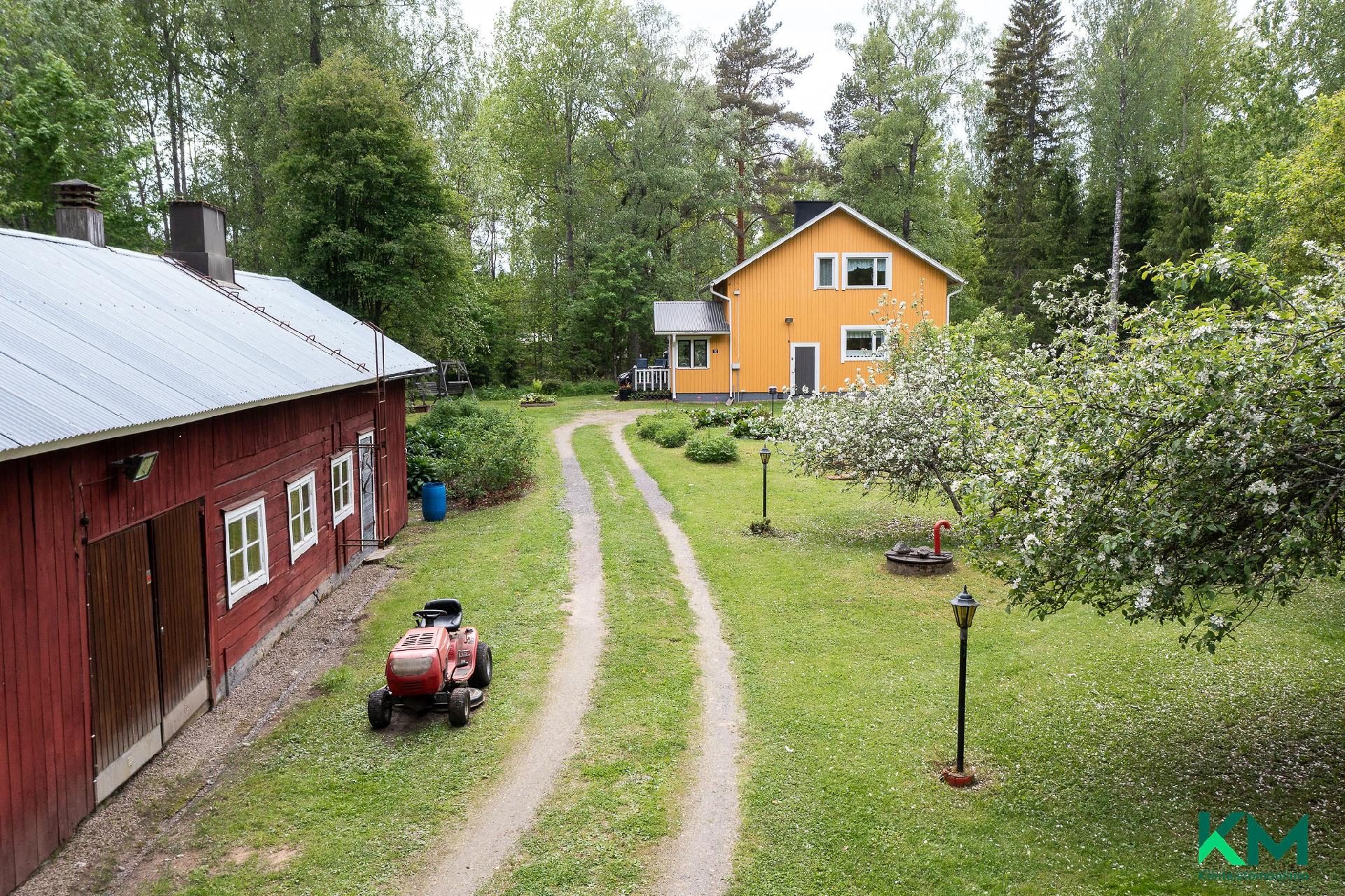 Maaseutuidyllin kesänäkymää