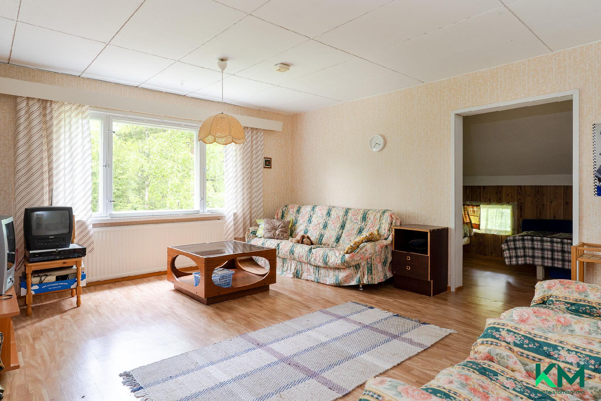 Yläkerran iso huone, reunoilla alkovit (vanhat vinttitilat otettu huonekäyttöön).