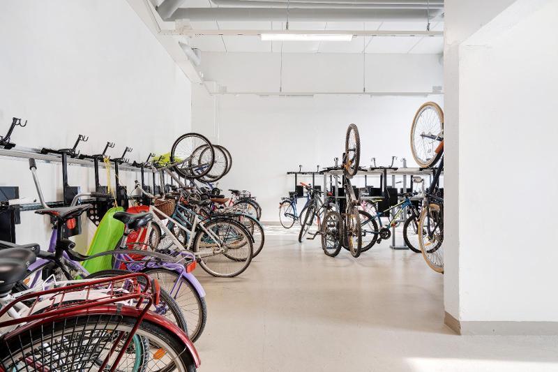 Polkupyörien säilytys- ja pesupaikka.