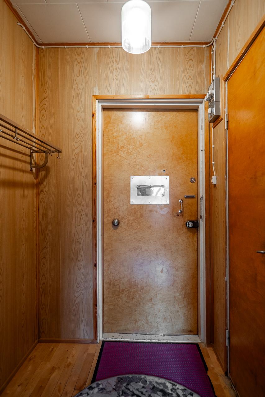 Perinteisen kaunista puun sävyä eteisessä